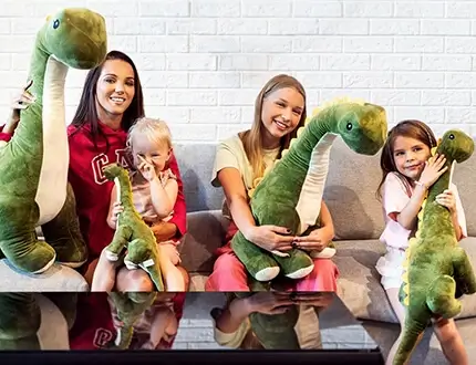 Gros dinosaures en peluche
