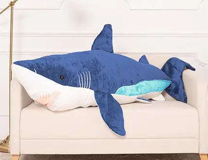 Gros requins en peluche